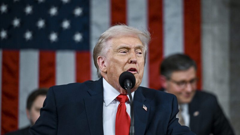 ترامب: إيران تريد اتفاقا أكثر مني لتجنب الضربة الأمريكية