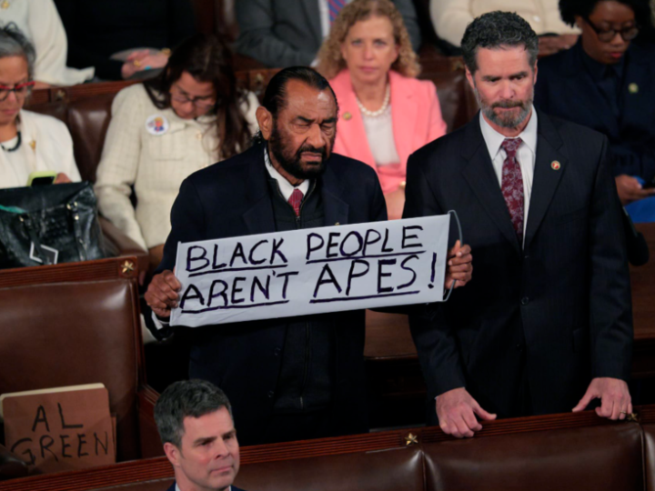 إخراج نائب ديمقراطي أثناء خطاب ترامب حمل لافتة “السود ليسوا قرودا”!