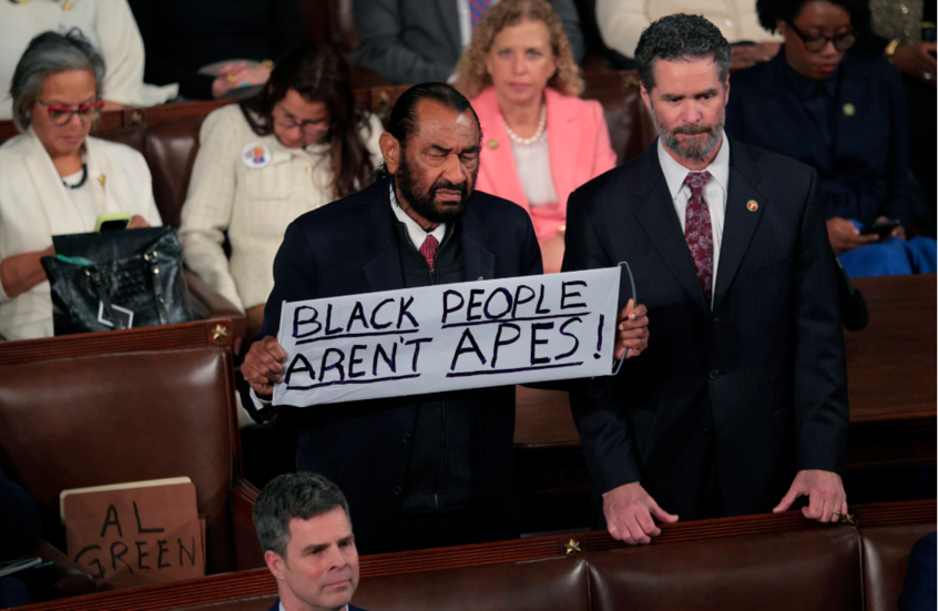 إخراج نائب ديمقراطي أثناء خطاب ترامب حمل لافتة “السود ليسوا قرودا”!