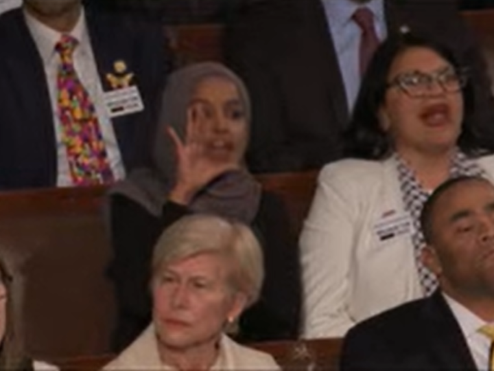 بالفيديو.. إلهان عمر ورشيدة طليب تصرخان في وجه ترامب “كاذب وقاتل”!