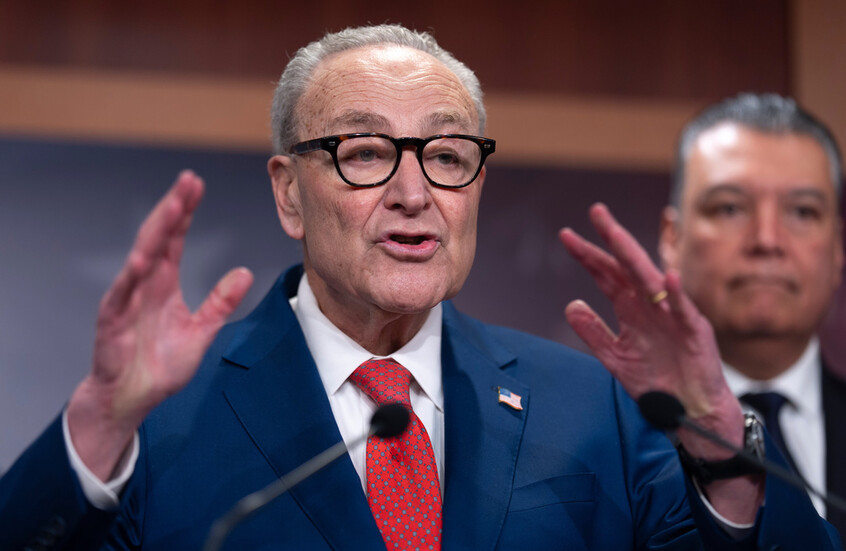 شومر يحذر من تصعيد خطير مع إيران ويطالب الإدارة بالكشف عن خططها للشعب الأمريكي