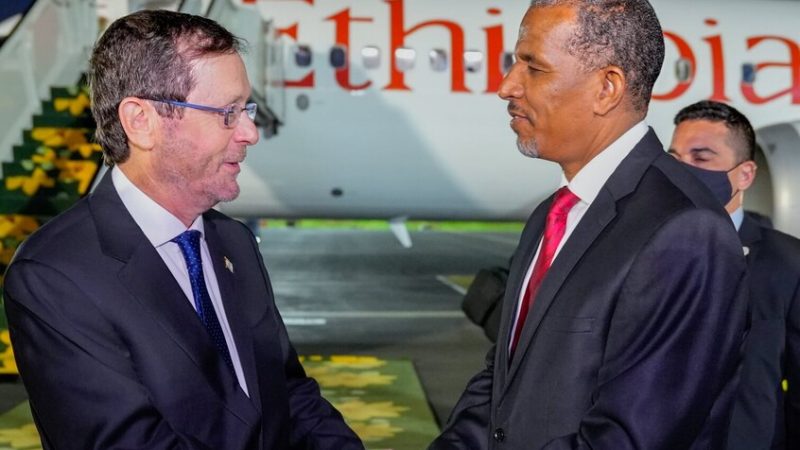 الرئيس الإسرائيلي يبدأ زيارة رسمية إلى إثيوبيا (فيديو + صور)