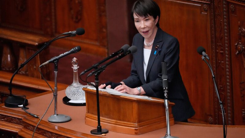 رئيسة وزراء اليابان تثير جدلا بتوزيع هدايا على نواب حزبها