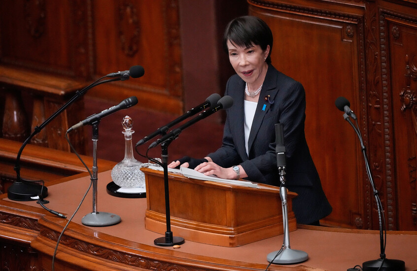 رئيسة وزراء اليابان تثير جدلا بتوزيع هدايا على نواب حزبها