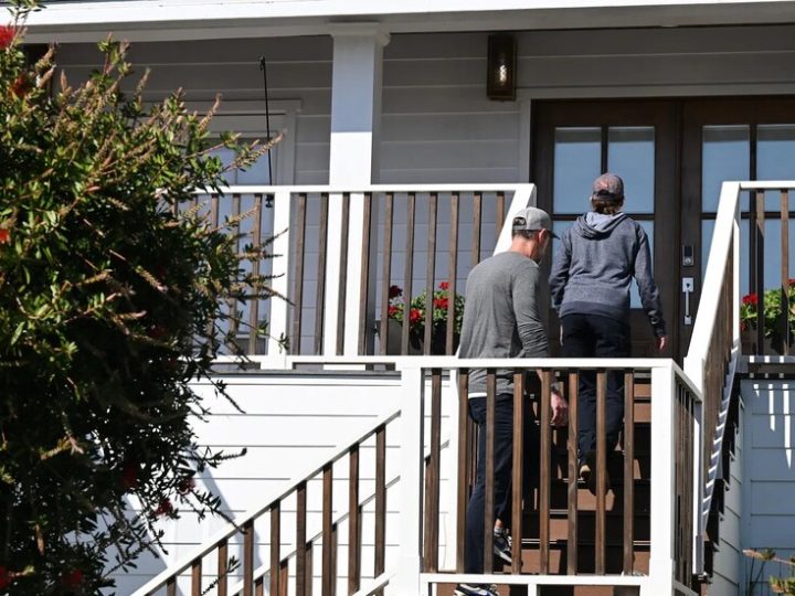 مكتب التحقيقات الاتحادي الأمريكي يفتش مقر مدارس لوس أنجلوس الموحدة ومسكن المشرف (صور + فيديو)