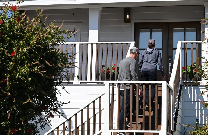 مكتب التحقيقات الاتحادي الأمريكي يفتش مقر مدارس لوس أنجلوس الموحدة ومسكن المشرف (صور + فيديو)