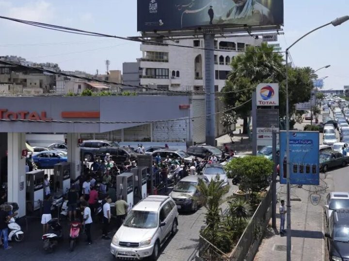 “الرد على الرد”.. سجال سياسي في لبنان على خلفية قرار رفع سعر البنزين