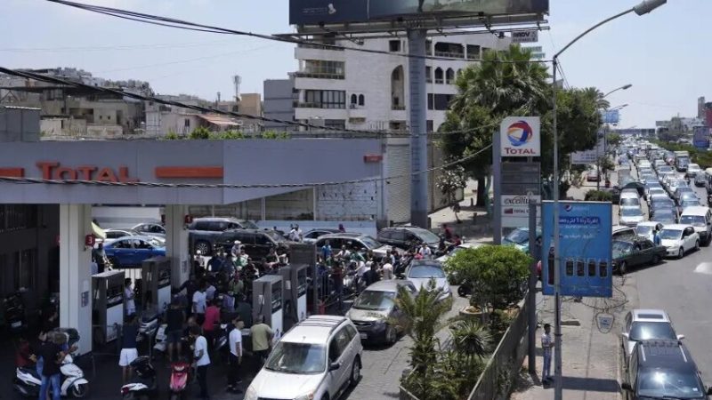 “الرد على الرد”.. سجال سياسي في لبنان على خلفية قرار رفع سعر البنزين