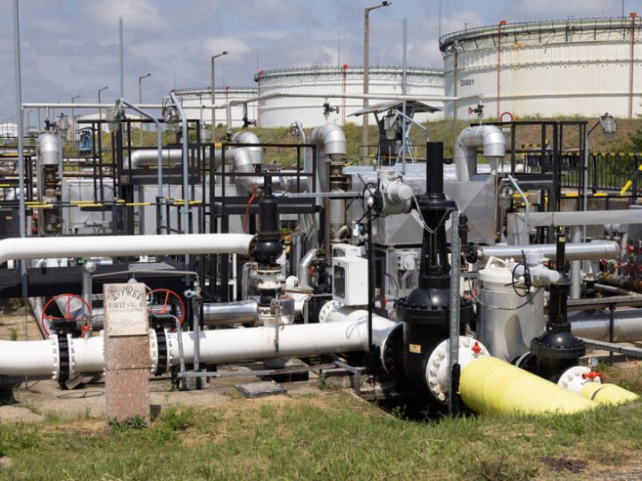 خبير: هنغاريا تربط الموافقة على عقوبات ضد روسيا وقرض لكييف بضخ أنبوب “دروجبا” للنفط