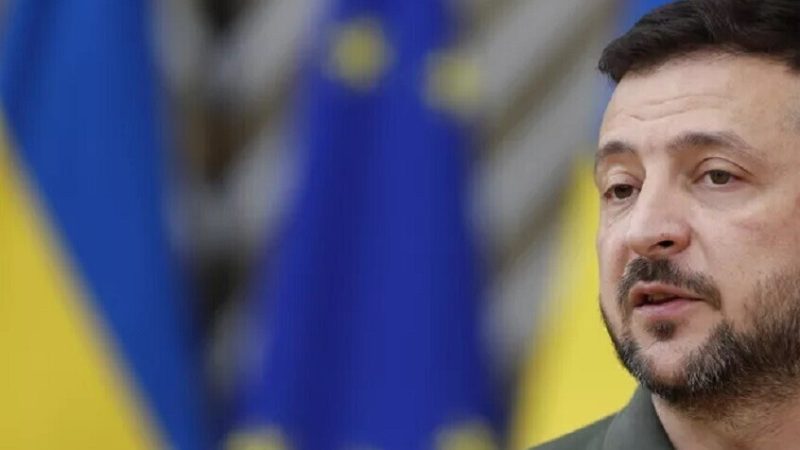 خبير أمريكي: بقاء زيلينسكي في السلطة مرهون باستمرار النزاع