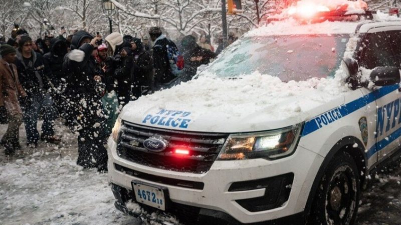 معركة كرات الثلج” تضع عمدة نيويورك أمام أول اختبار مع قيادة الشرطة (فيديو)