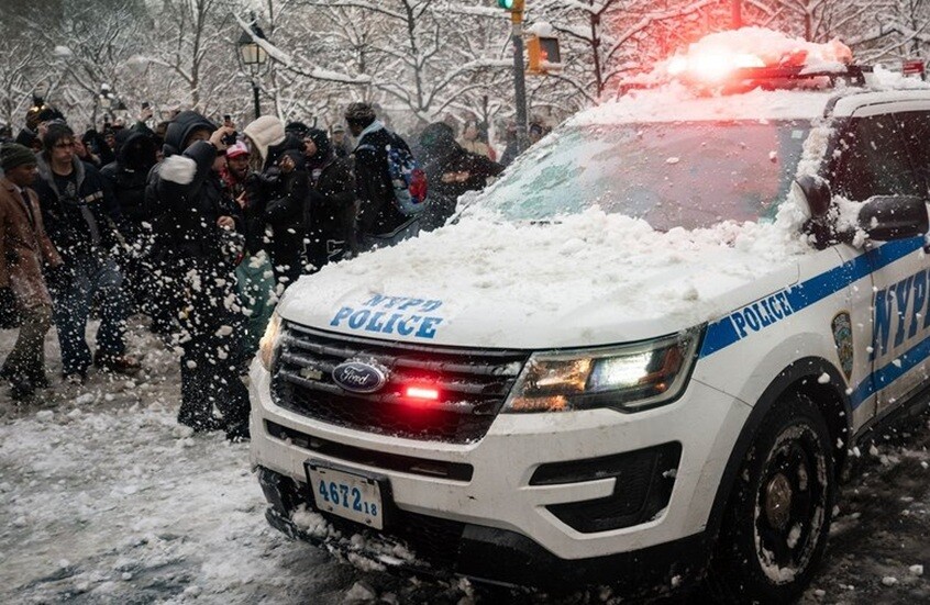 معركة كرات الثلج” تضع عمدة نيويورك أمام أول اختبار مع قيادة الشرطة (فيديو)