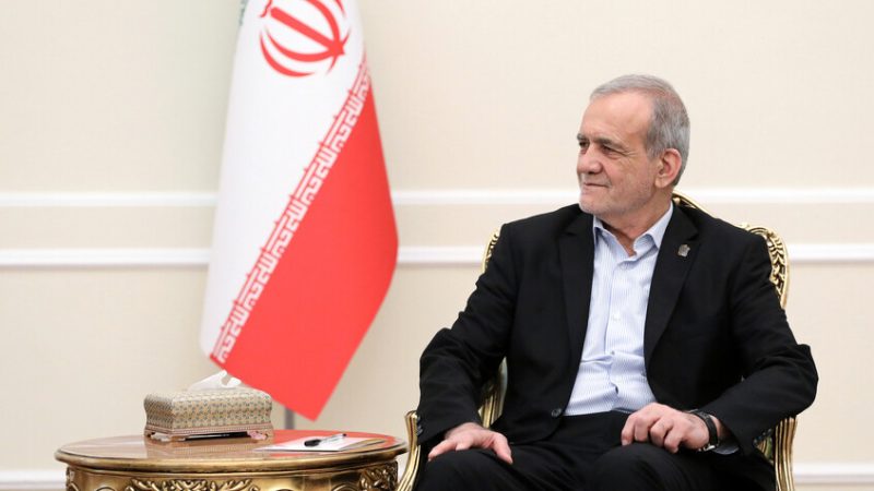 الرئيس الإيراني: نلتزم بفتوى خامنئي