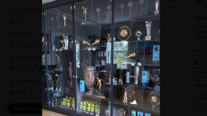 بعد ممازحة صلاح.. لاعب في ليفربول يفاجئ المصري بعرض خزانة ألقابه