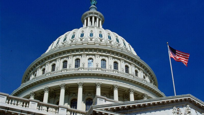 بوليتيكو: تحرك في الكونغرس لمنع ترامب من مهاجمة إيران دون تفويض.. والبيت الأبيض يحشد لإحباطه