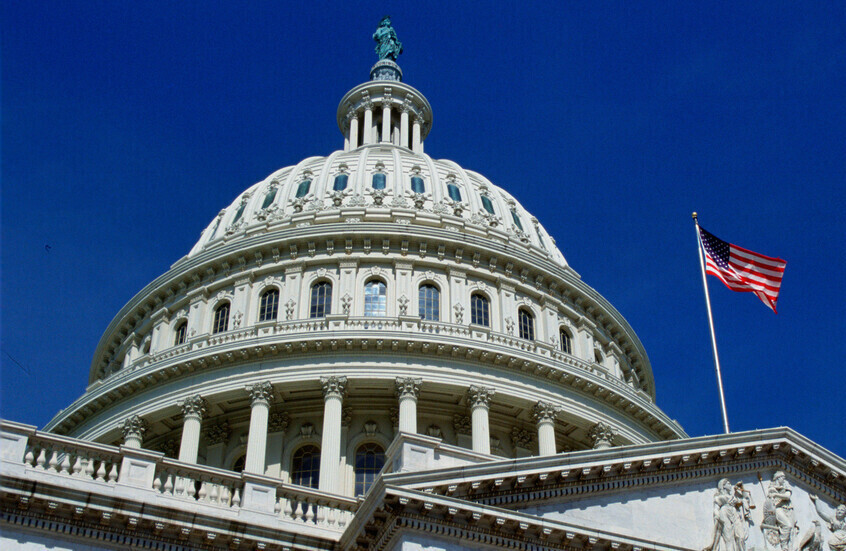 بوليتيكو: تحرك في الكونغرس لمنع ترامب من مهاجمة إيران دون تفويض.. والبيت الأبيض يحشد لإحباطه