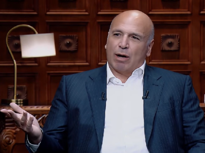 “قبضوا عليه فجرا”.. نجل هيكل يروي كواليس اعتقال والده في الثمانينيات