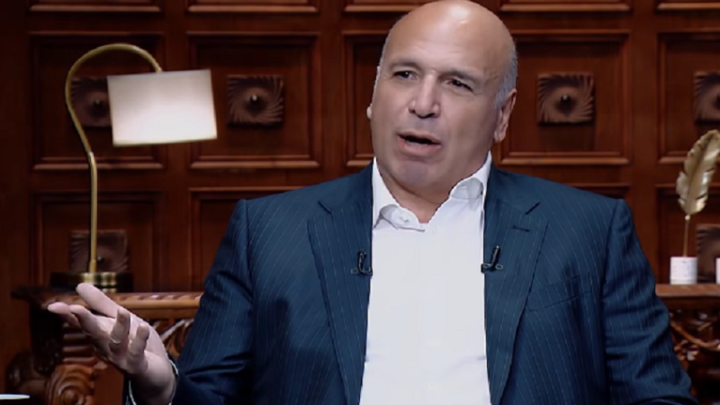 “قبضوا عليه فجرا”.. نجل هيكل يروي كواليس اعتقال والده في الثمانينيات