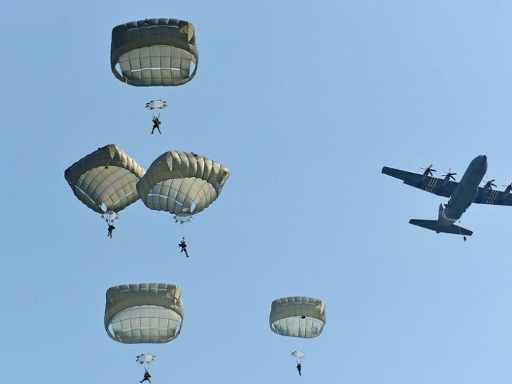 “تلغراف”: قوات مظليين بريطانية وفرنسية تستعد للإنزال في أوكرانيا