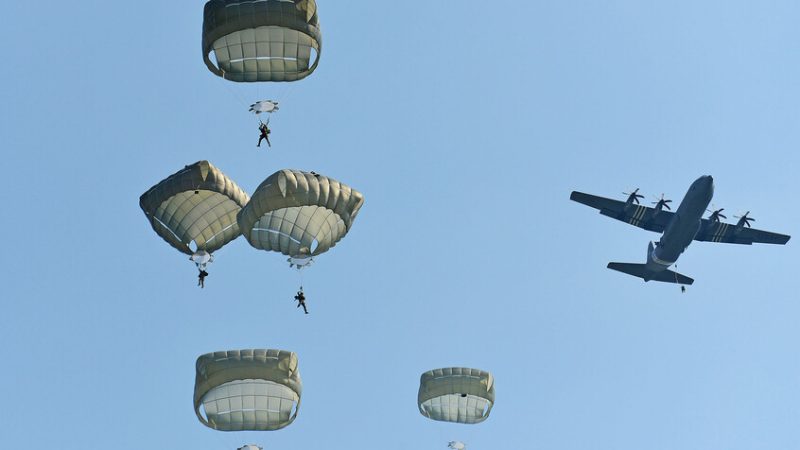 “تلغراف”: قوات مظليين بريطانية وفرنسية تستعد للإنزال في أوكرانيا