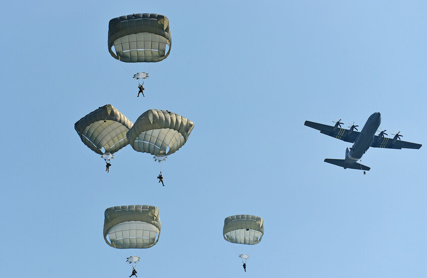 “تلغراف”: قوات مظليين بريطانية وفرنسية تستعد للإنزال في أوكرانيا
