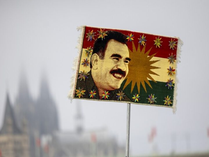 أوجلان يدعو من سجنه إلى “اندماج ديمقراطي” ويعلن تجاوز مرحلة العنف