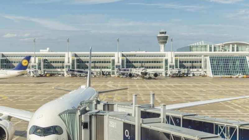 مطار ميونخ ولوفتهانزا يعتذران بعد قضاء 600 راكب الليل على متن الطائرات بسبب سوء الاحوال الجوية