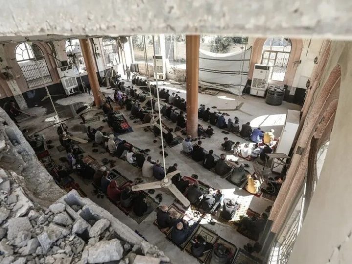 غزة تحيي صلاة الجمعة الثانية من رمضان وسط ركام المساجد