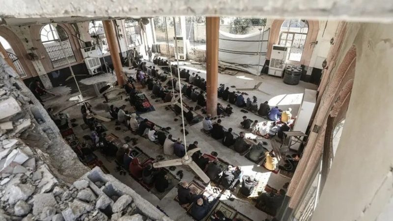غزة تحيي صلاة الجمعة الثانية من رمضان وسط ركام المساجد