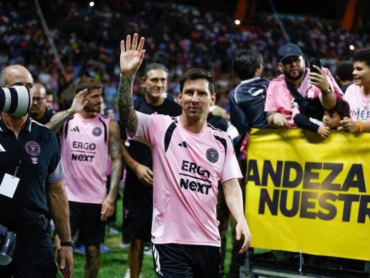 مشهد طريف لحكم المباراة مع ميسي (فيديو)