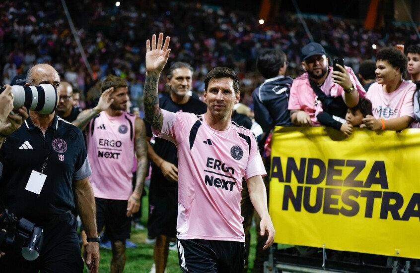 مشهد طريف لحكم المباراة مع ميسي (فيديو)