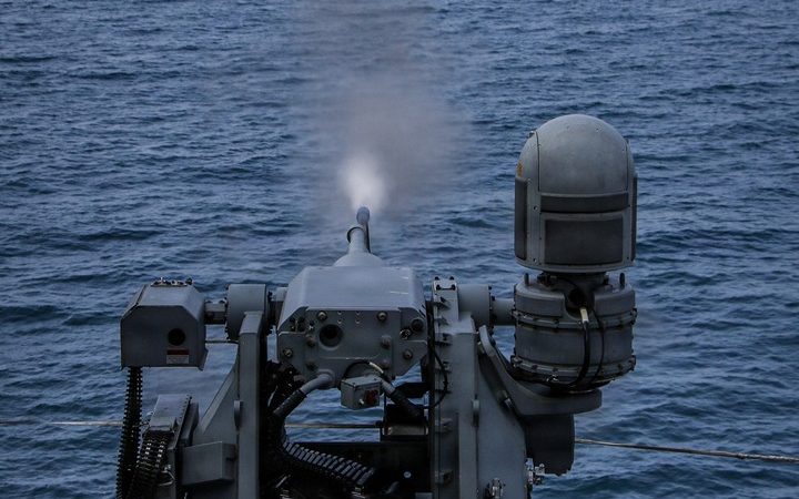 المدمرة الأمريكية “فرانك بيترسن” تتدرب على إطلاق النار بالذخيرة الحية في بحر العرب