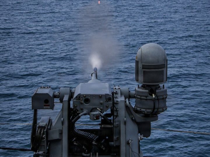 المدمرة الأمريكية “فرانك بيترسن” تتدرب على إطلاق النار بالذخيرة الحية في بحر العرب