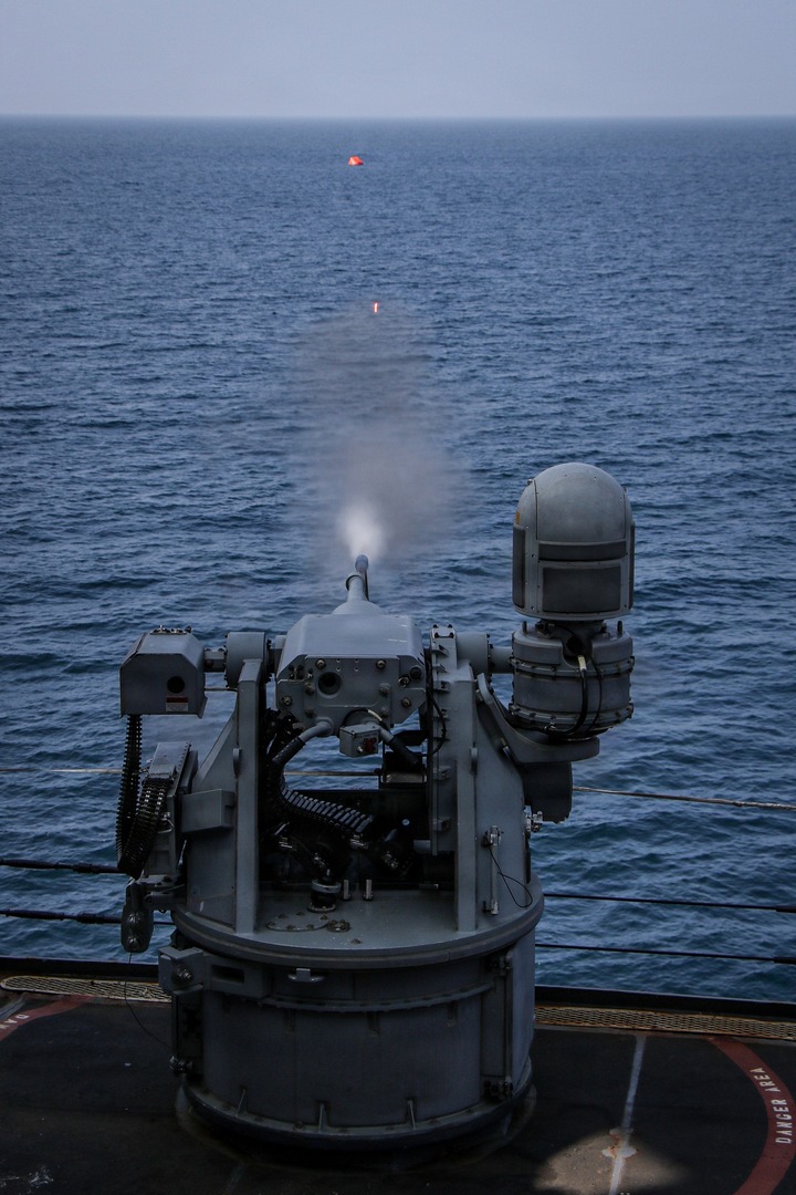 المدمرة الأمريكية “فرانك بيترسن” تتدرب على إطلاق النار بالذخيرة الحية في بحر العرب