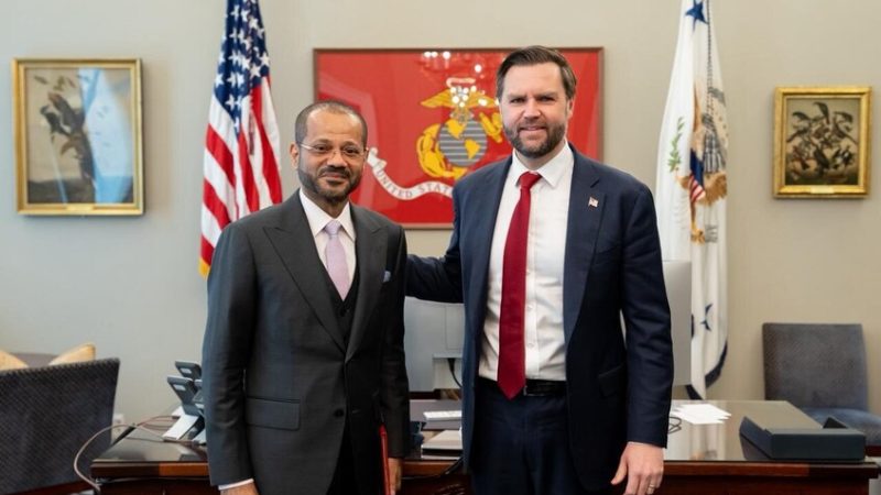 وزير خارجية سلطنة عمان عقب لقائه فانس بشأن المفاوضات مع إيران: السلام بات في متناول أيدينا