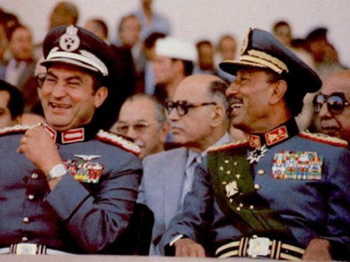 هروب مبارك أمام جثمان السادات.. نجل الرئيس السابق يرد بهجوم لاذع على هيكل