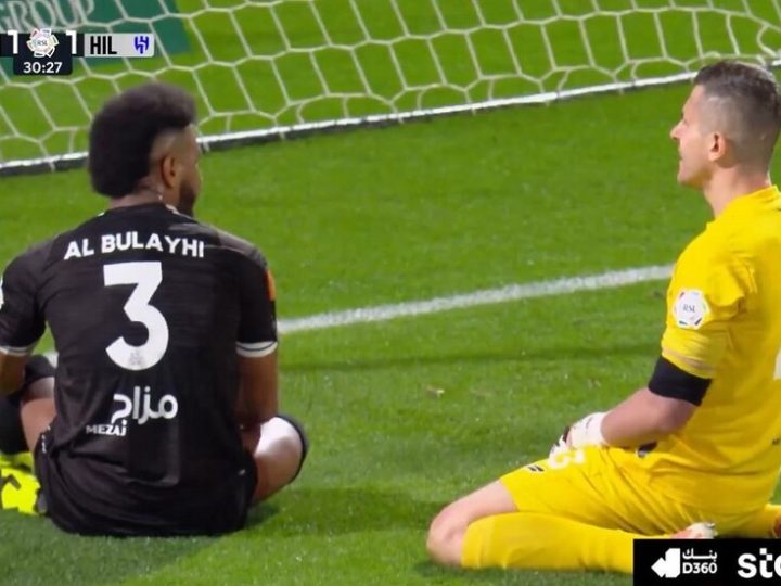 بذكريات الماضي.. لاعب الشباب البليهي يسجل هدفا في مرماه لفريقه السابق الهلال (فيديو)