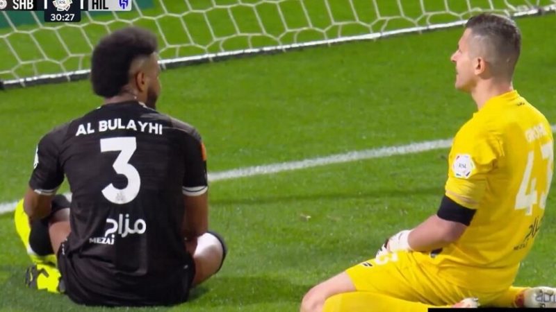 بذكريات الماضي.. لاعب الشباب البليهي يسجل هدفا في مرماه لفريقه السابق الهلال (فيديو)