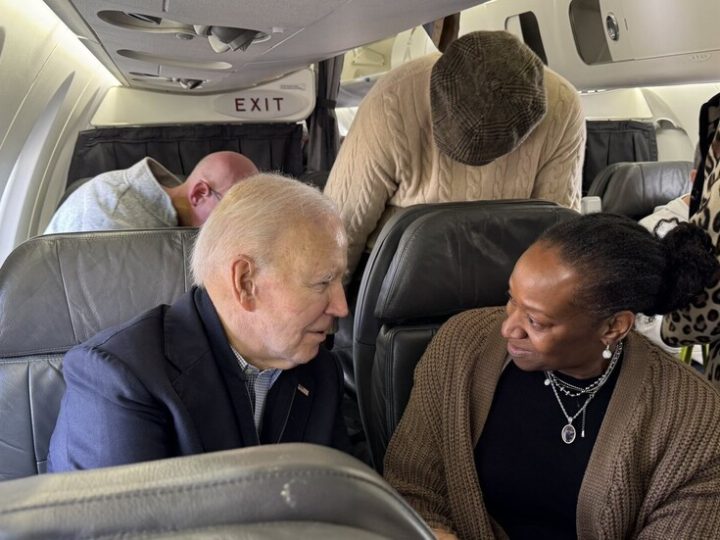 مفاجأة في مطار واشنطن.. بايدن ينتظر رحلته وسط المسافرين مثل أي شخص آخر! (فيديو)