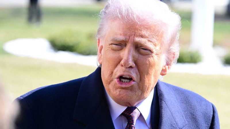 البيت الأبيض ينشر لقطات تظهر ترامب وهو يتابع الهجوم على إيران (صور)