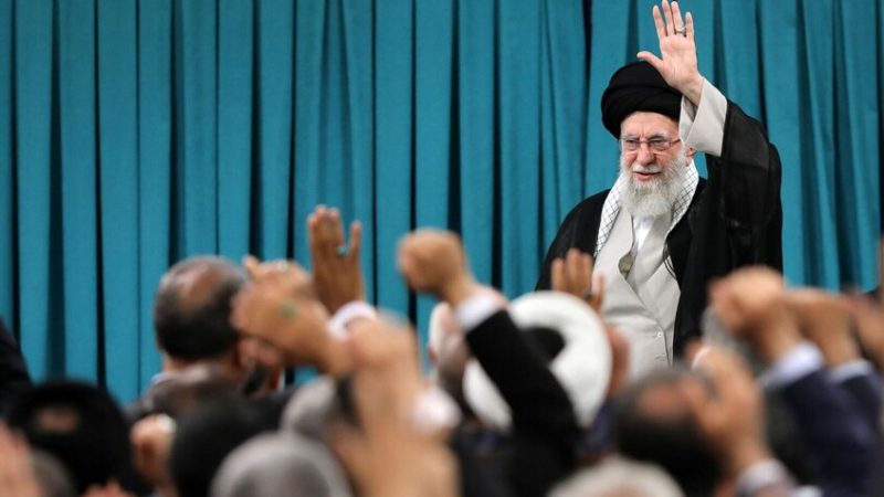 من يتولى إدارة شؤون البلاد بعد مقتل خامنئي حسب الدستور الإيراني؟