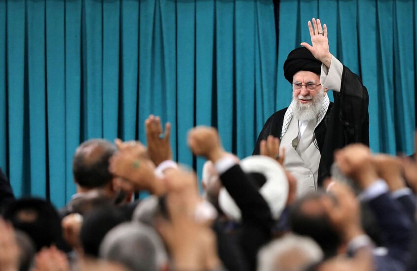 من يتولى إدارة شؤون البلاد بعد مقتل خامنئي حسب الدستور الإيراني؟