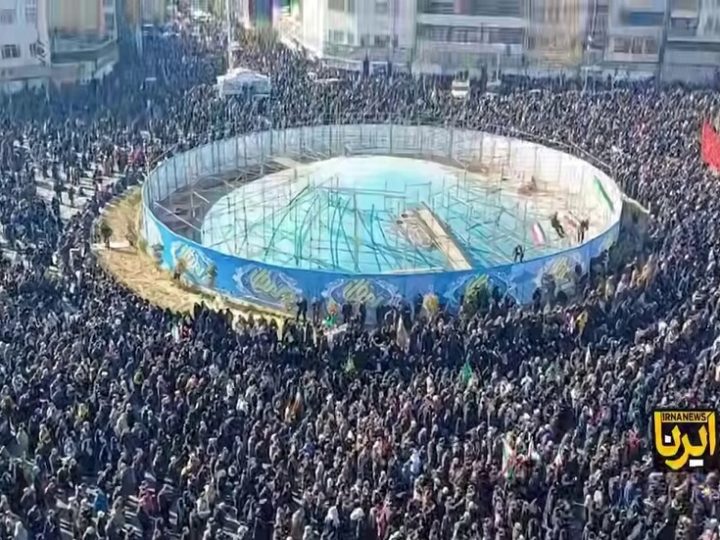 احتشاد مئات آلاف الإيرانيين وسط طهران مطالبين بالثأر لخامنئي