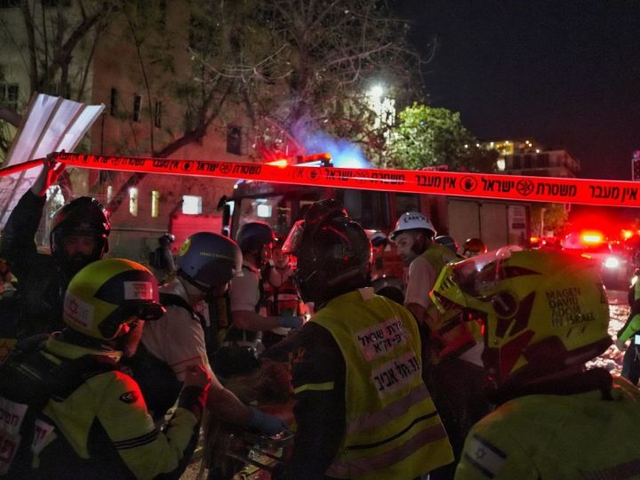 الغارات الإيرانية على تل أبيب.. مبنى مدمر بالكامل (فيديو + صور)