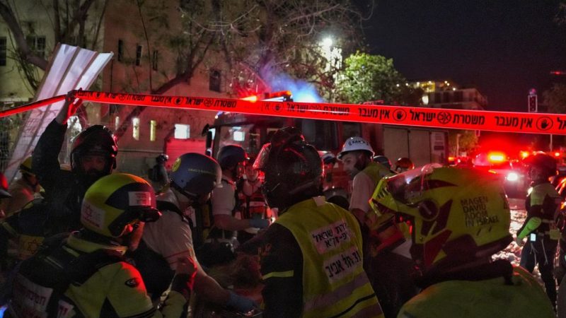 الغارات الإيرانية على تل أبيب.. مبنى مدمر بالكامل (فيديو + صور)