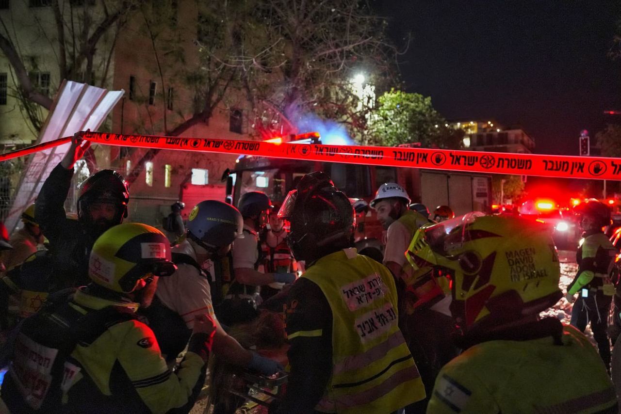 الغارات الإيرانية على تل أبيب.. مبنى مدمر بالكامل (فيديو + صور)