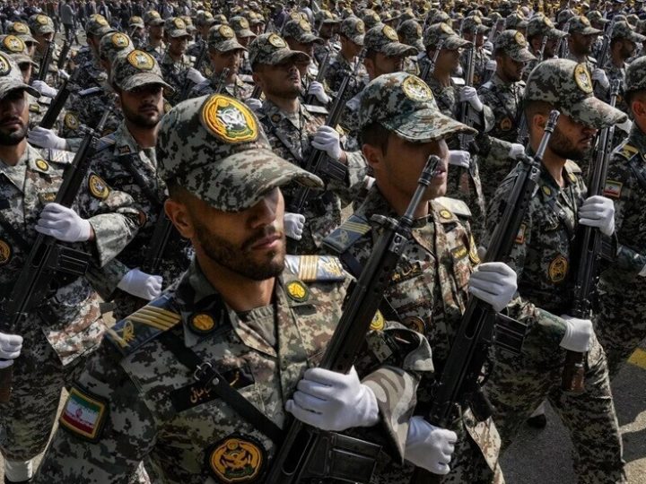 الحرس الثوري الإيراني يعلن مقتل 7 عسكريين رفيعي المستوى