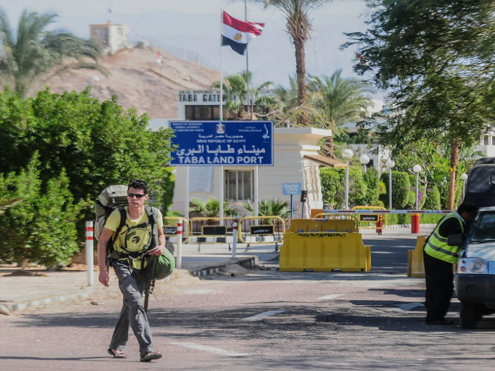 إسرائيل توجه تحذيرات للعالقين في الخارج العائدين عبر مصر