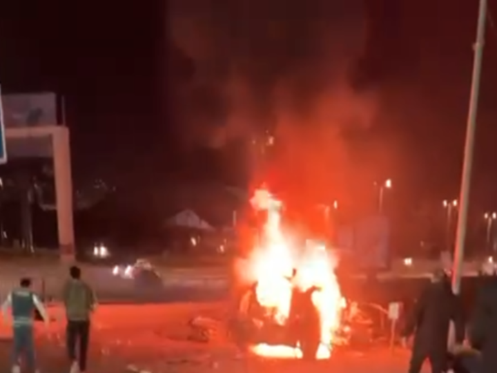 مراسلتنا: غاراتان إسرائيليتان تستهدفان سيارتين على أوتوستراد مطار بيروت (فيديوهات)