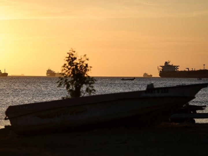 تسرب نفطي إثر انفجار كبير في ناقلة متوقفة قبالة ‌سواحل الكويت